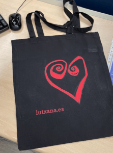 totebag lutxana art barcelona corazon rojo