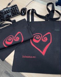 totebag lutxana art barcelona corazon rojo