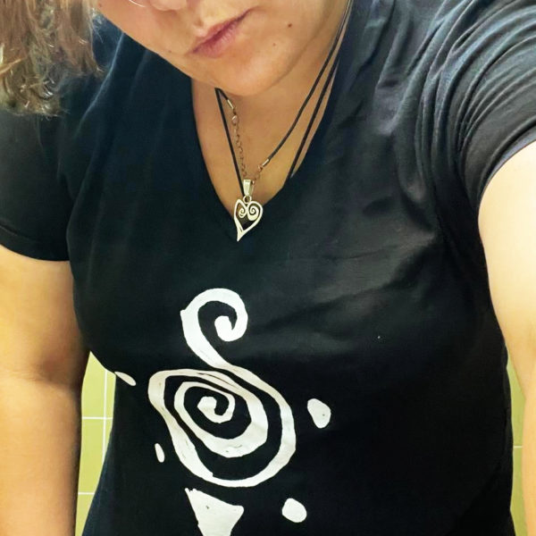 camiseta espiral tortuga caracol lutxana mujer negro cuello pico