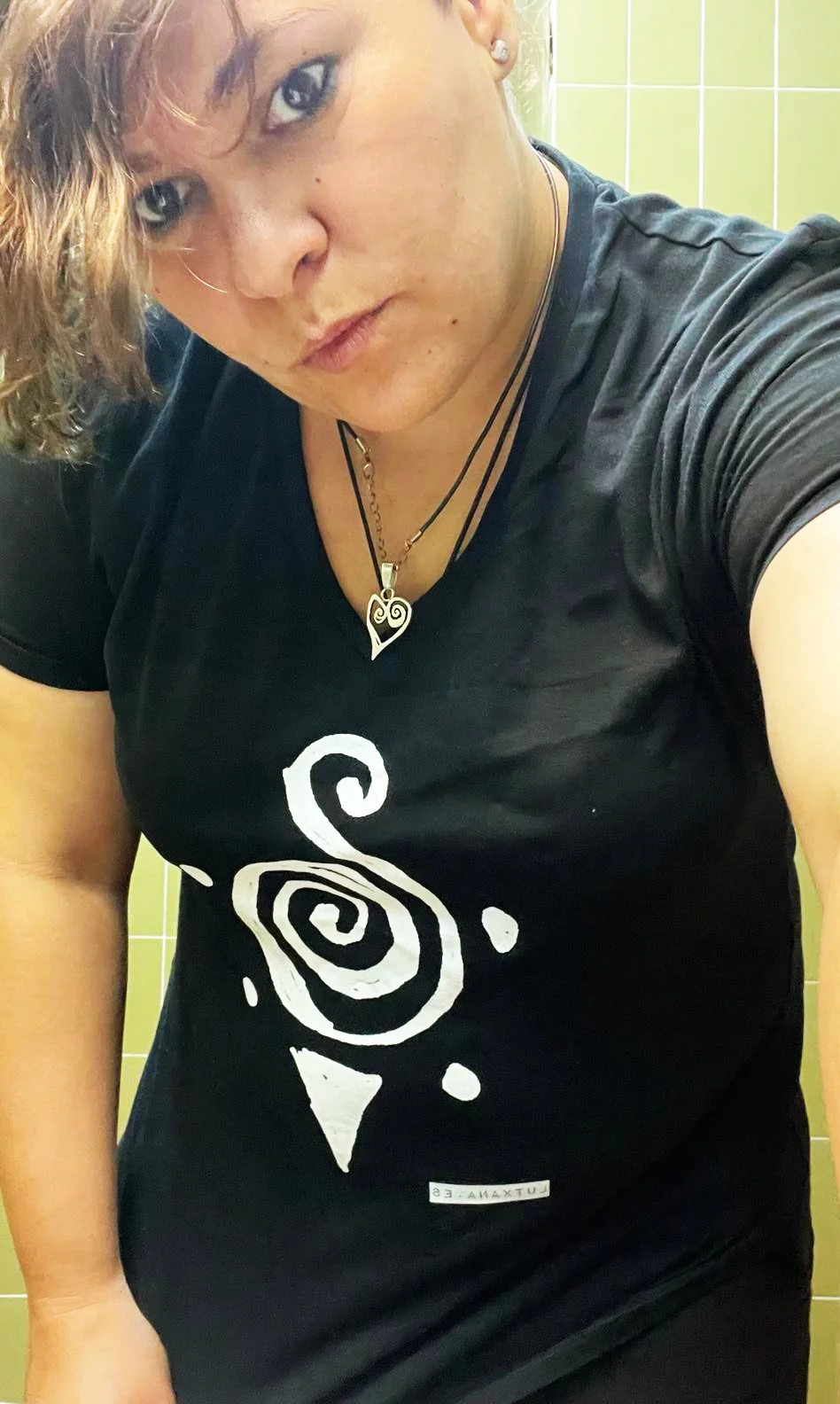 camiseta espiral tortuga caracol lutxana mujer negro cuello pico joia joya jewels cor lutxana