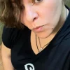 camiseta espiral tortuga caracol lutxana mujer negro cuello pico