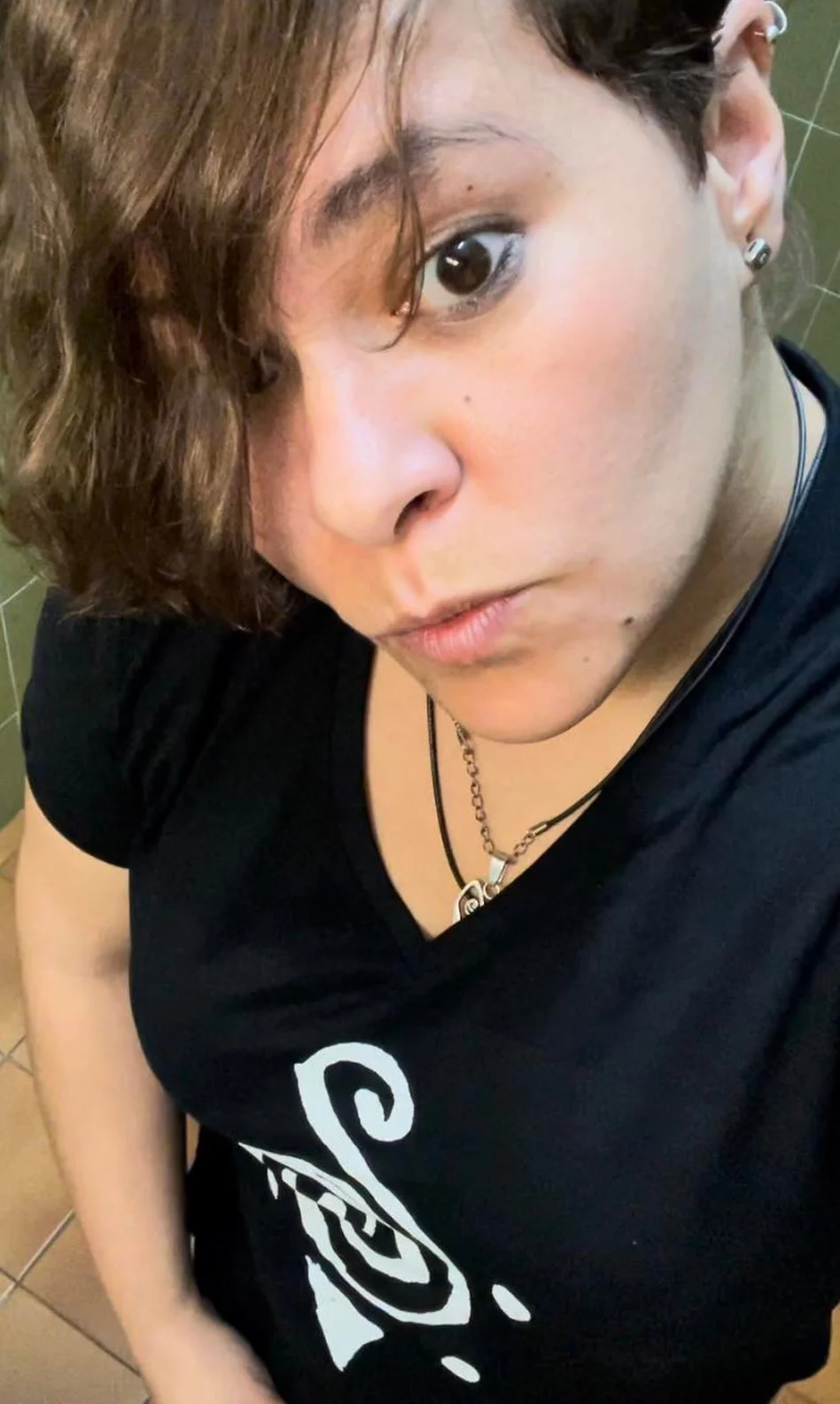 camiseta espiral tortuga caracol lutxana mujer negro cuello pico
