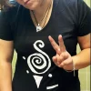camiseta espiral tortuga caracol lutxana mujer negro cuello pico joyas joies joya lutxana corazñon espiral
