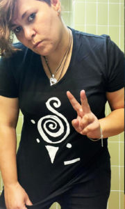 camiseta espiral tortuga caracol lutxana mujer negro cuello pico joyas joies joya lutxana corazñon espiral