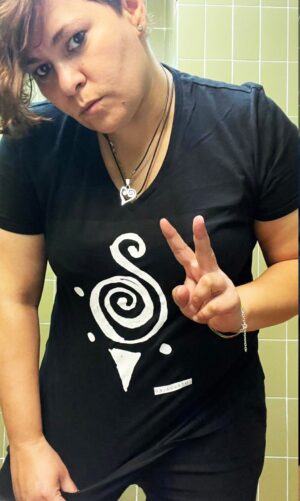 camiseta espiral tortuga caracol lutxana mujer negro cuello pico