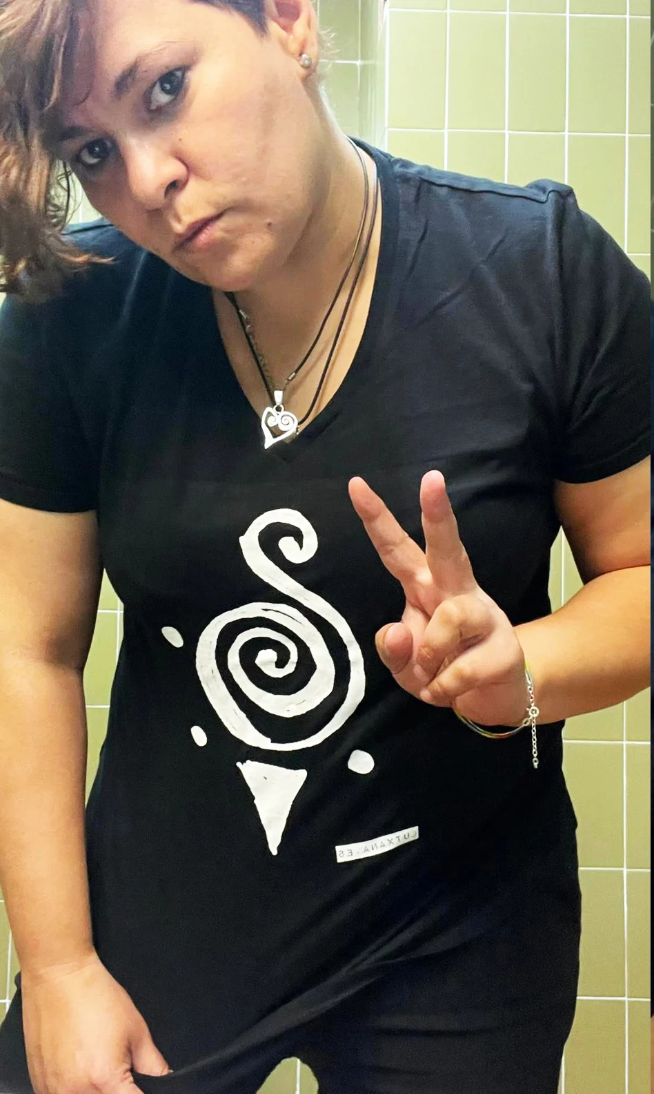 camiseta espiral tortuga caracol lutxana mujer negro cuello pico joyas joies joya lutxana corazñon espiral
